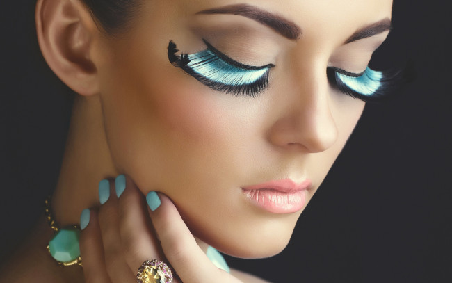 Обои картинки фото девушки, -unsort , лица,  портреты, модель, макияж, ресницы, закрытые, глаза, рука, кольцо