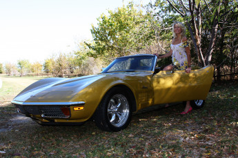 Картинка автомобили -авто+с+девушками сарафан деревья