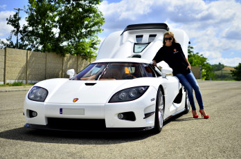 Картинка автомобили -авто+с+девушками улица джинсы очки