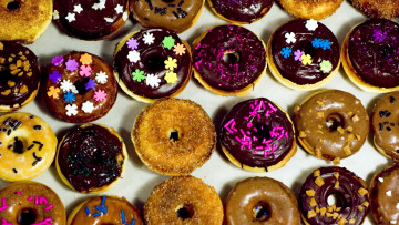 Картинка еда хлеб +выпечка разноцветные пончики много