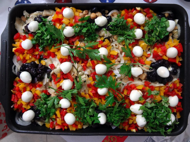 Обои картинки фото еда, салаты,  закуски, яйца, лук, перец, зелень