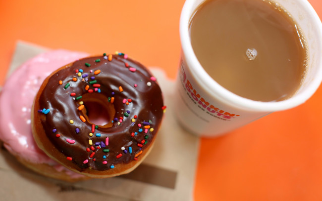 Обои картинки фото еда, хлеб,  выпечка, пончики, кофе