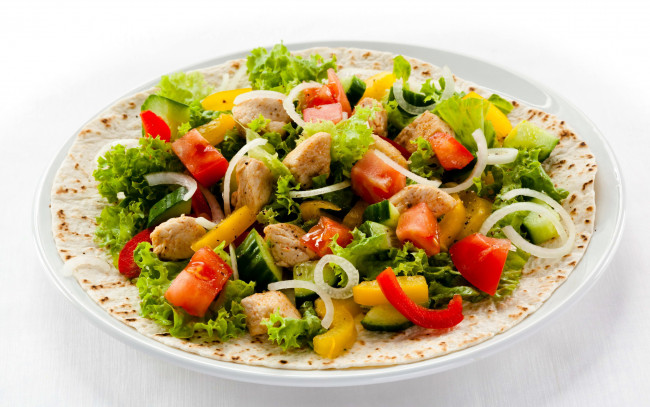 Обои картинки фото еда, салаты,  закуски, лук, помидоры, огурцы, салат, мясо, перец