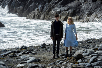 Картинка кино+фильмы miss+peregrine`s+home+for+peculiar+children эмма блум джейкоб берег камни скалы море