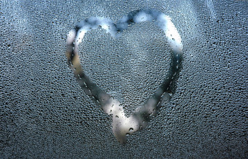 Картинка праздничные день+святого+валентина +сердечки +любовь сердечко стекло капли