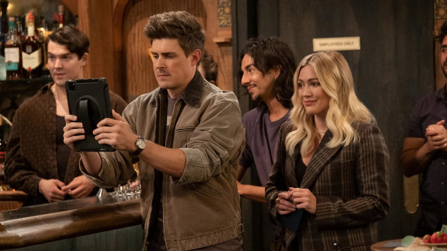 Обои картинки фото how i met your father , сериал 2022 – , кино фильмы, -unknown , другое, как, я, встретила, вашего, папу, драма, комедия, сериал, кадры, новинки, кино, chris, lowell, hilary, duff, kim, cattrall, how, i, met, your, father