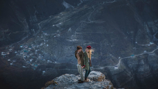 Обои картинки фото разное, мужчина женщина, пара, скалы, вершина