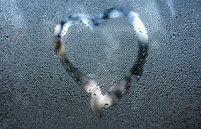 Обои картинки фото праздничные, день святого валентина,  сердечки,  любовь, сердечко, стекло, капли