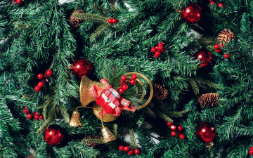 Картинка праздничные ёлки елка ягоды шарики колокольчики