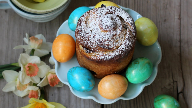 Обои картинки фото праздничные, пасха, кулич, крашенки, нарциссы