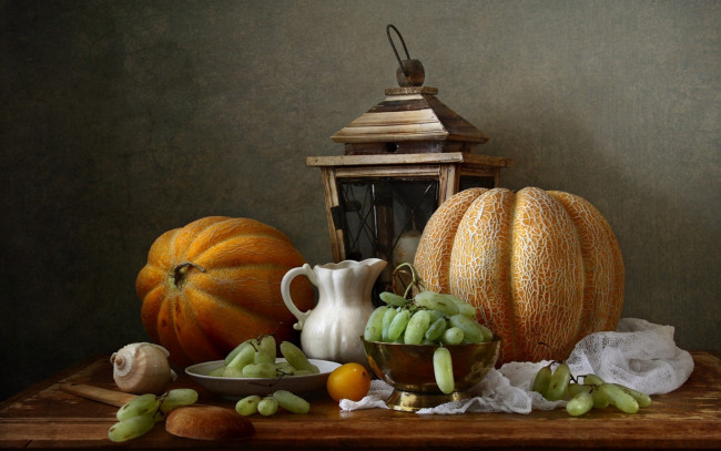 Обои картинки фото еда, натюрморт, фонарь, тыквы, виноград, кувшин, ложка