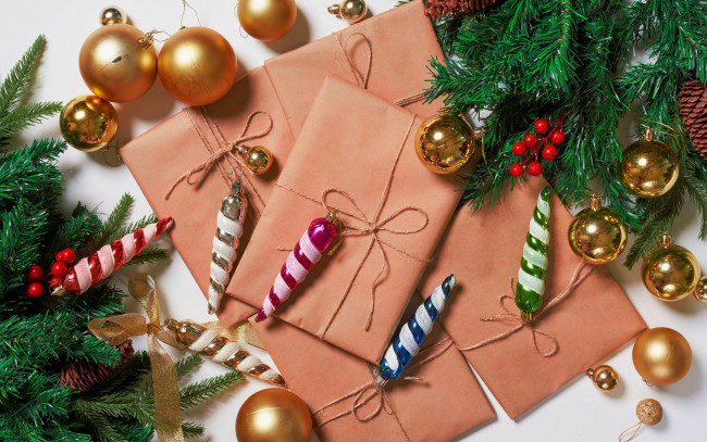 Обои картинки фото праздничные, - разное , новый год, ветки, шарики, подарки