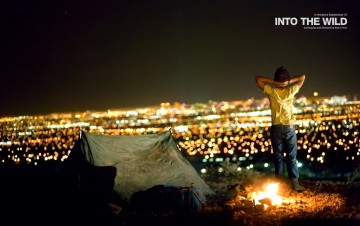 Картинка кино+фильмы into+the+wild парень костер палатка огни