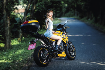 обоя мотоциклы, мото с девушкой, шатенка, очки, азиатка, оружие, мотоцикл, дорога