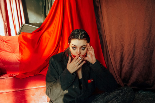 Обои картинки фото девушки, tenletters, образ, косплей, сигарета, макияж, шторы