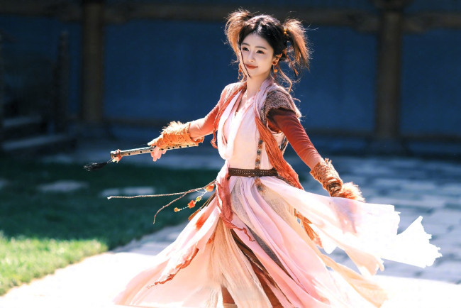 Обои картинки фото кино фильмы, moonlight mystique, девушка, танец, флейта, двор