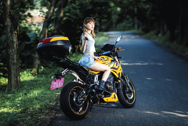 Обои картинки фото мотоциклы, мото с девушкой, шатенка, очки, азиатка, оружие, мотоцикл, дорога