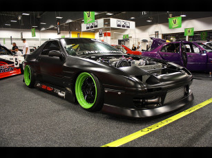 Картинка автомобили выставки уличные фото