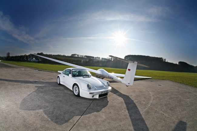 Обои картинки фото автомобили, porsche, 911, порше, самолёт, солнце, аэродром