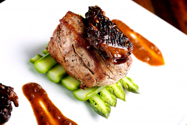 Обои картинки фото еда, мясные, блюда, спаржа, сморчок, мясо, гурман