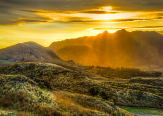 Картинка природа восходы закаты равнина тучи лес горы сияние