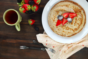 Картинка еда блины +оладьи клубника чай