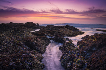 Картинка природа побережье река зарево тучи долина камни