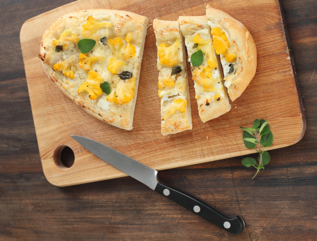 Обои картинки фото еда, пироги, доска, нож, пирог, мята