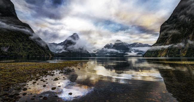 Обои картинки фото природа, реки, озера, отмель, озеро, горы, туман, галька