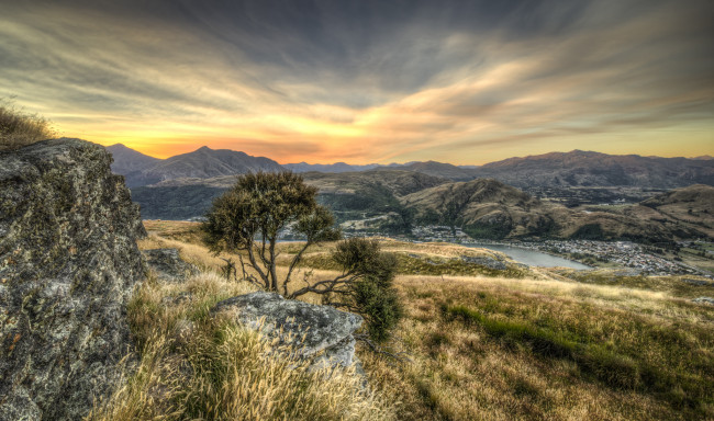 Обои картинки фото природа, пейзажи, свет, тучи, трава, горы, поле