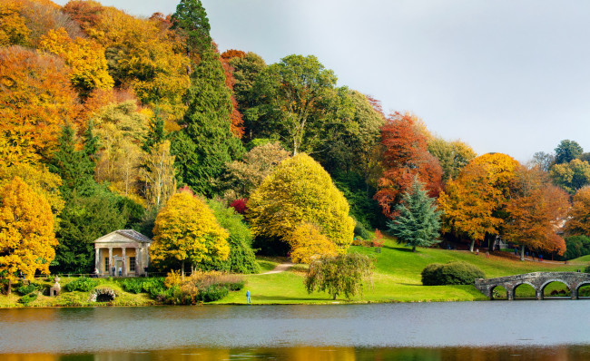 Обои картинки фото stourhead gardens ,  wiltshire,  england, природа, парк, gardens, stourhead, река, деревья, england, wiltshire