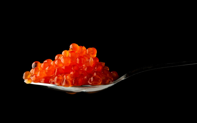 Обои картинки фото еда, икра, ложка, красная, чёрный, фон