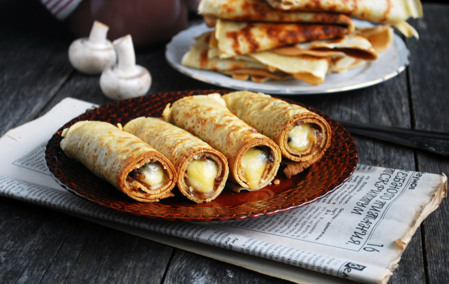 Обои картинки фото еда, блины,  оладьи, газета, сгущенка