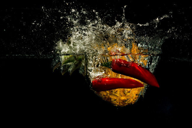 Обои картинки фото еда, перец, брызги, вода
