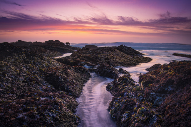 Обои картинки фото природа, побережье, река, зарево, тучи, долина, камни