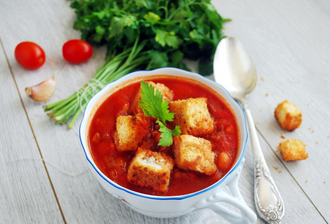 Обои картинки фото еда, первые блюда, салфетка, ложка, суп, гренки, зелень