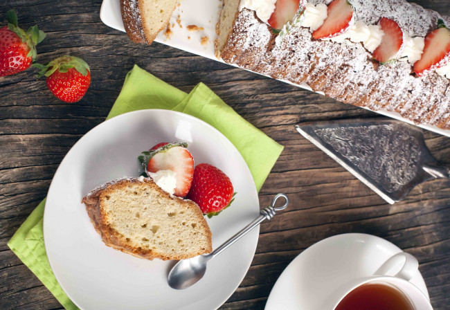 Обои картинки фото еда, пирожные,  кексы,  печенье, чай, пирог, клубника