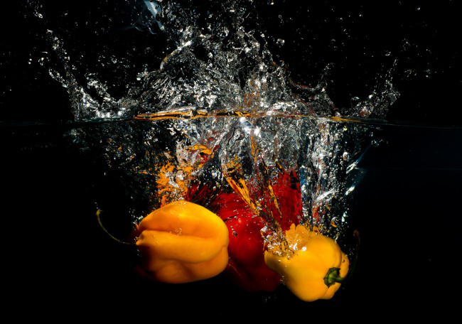 Обои картинки фото еда, перец, брызги, вода