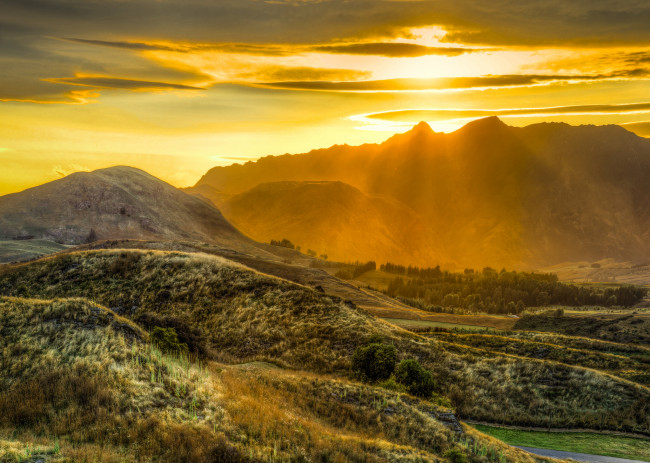 Обои картинки фото природа, восходы, закаты, равнина, тучи, лес, горы, сияние