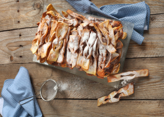 Обои картинки фото еда, пирожные,  кексы,  печенье, сахарная, пудра, хворост, салфетка