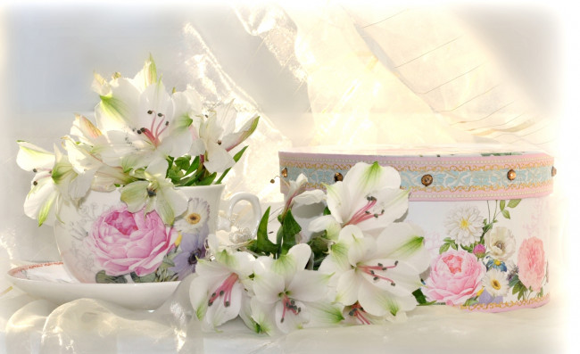 Обои картинки фото цветы, альстромерия, чашка, коробка