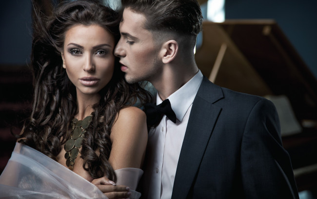 Обои картинки фото разное, мужчина женщина, девушка, парень, взгляд, поцелуй, ветер, монисто, пиджак