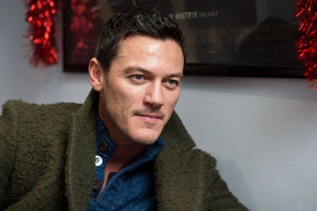 Обои картинки фото luke evans, мужчины, телевизор, актер, люк, эванс, пальто