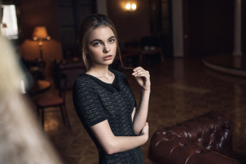 Картинка oktyabrina+maximova девушки -unsort+ блондинки +светловолосые модель октябрина максимова диван свет комната платье