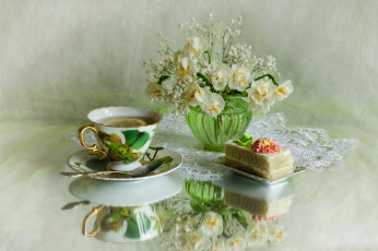 Картинка еда натюрморт чай лимон нарциссы отражение букет пирожное