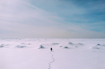 Картинка природа зима небо следы человек снег