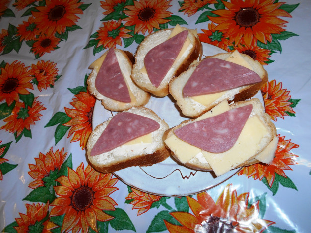 Обои картинки фото еда, бутерброды,  гамбургеры,  канапе, хлеб, колбаса