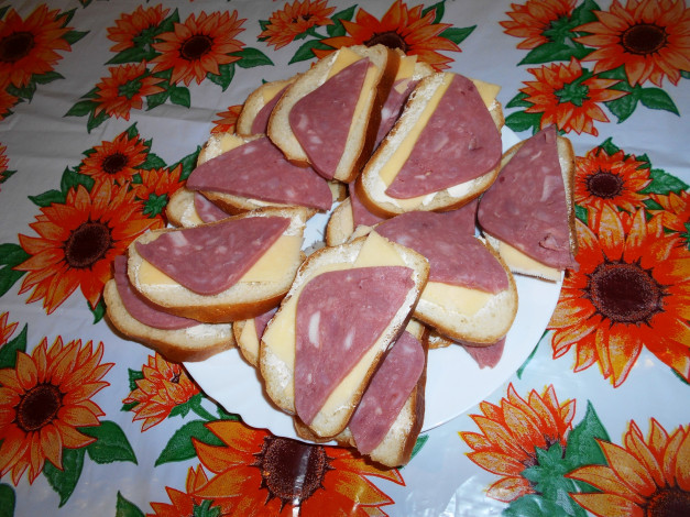 Обои картинки фото еда, бутерброды,  гамбургеры,  канапе, хлеб, колбаса