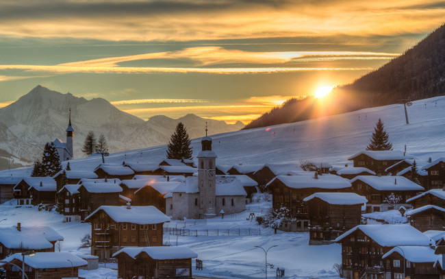 Обои картинки фото города, - пейзажи, лес, небо, рассвет, goms, gluringen, деревья, дома, зима, склон, горы, снег, швейцария, солнце