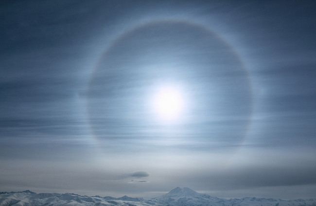 Обои картинки фото солнечное гало, природа, пейзажи, радуга, облака, небо, гало, горы, вид, зима, солнце, пейзаж